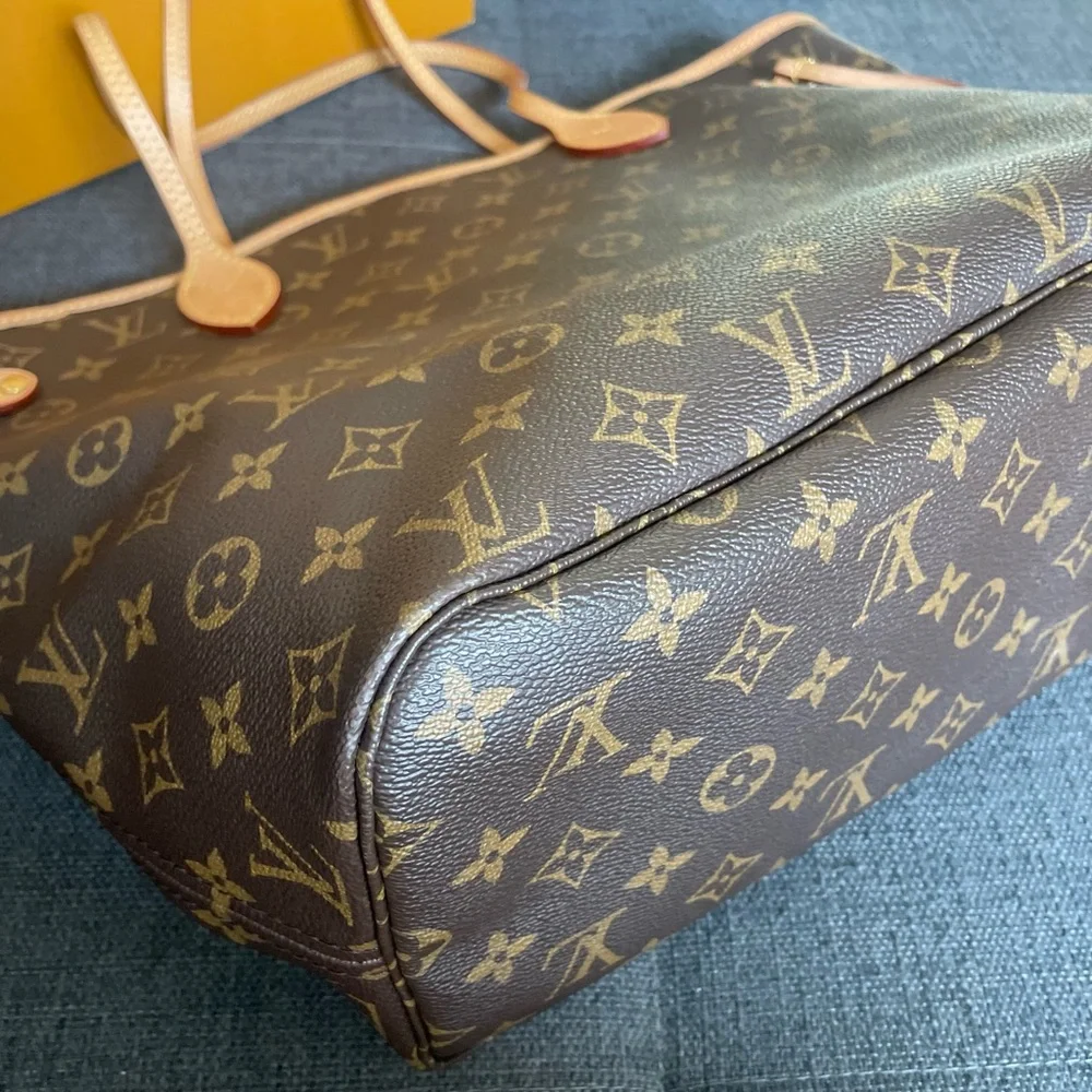 Louis Vuitton Neverfull MM Monogram Tote Bag - Picture 4 of 8